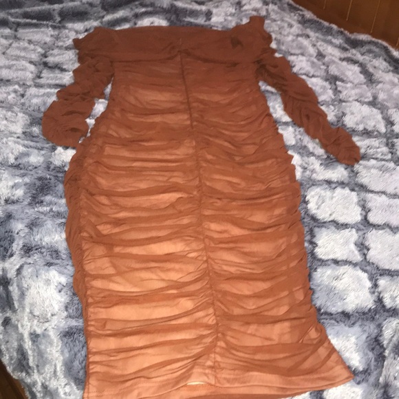 Ready In A Ruched Off Shoulder Midi Dress - Picture 8 of 10